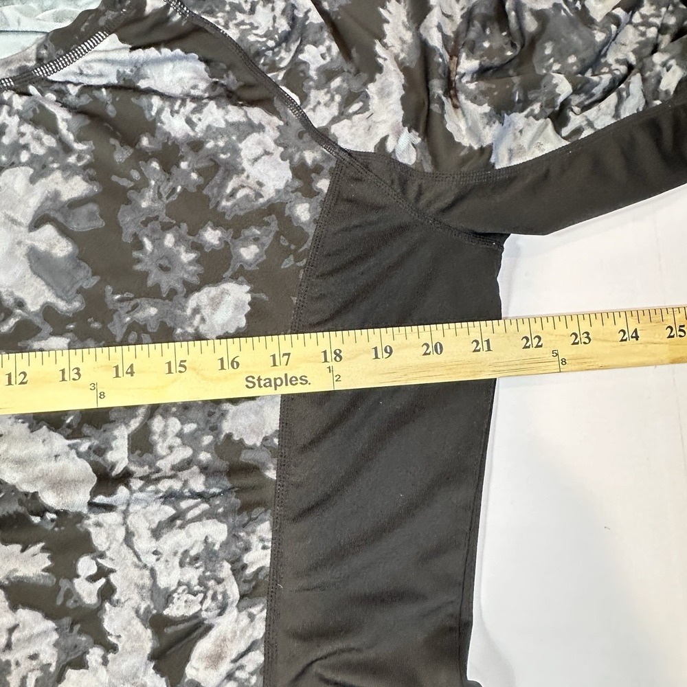 Athleta Camo Long Sleeve Workout Top XL Gray Black Thumbholes Athletic Running - Picture 9 of 11